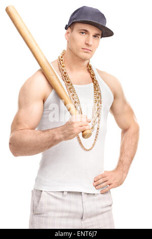 Colpo verticale di un gangster con una catena in oro intorno al suo collo tenendo una mazza da baseball e guardando la telecamera Foto Stock