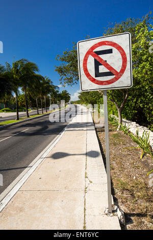 Messico, Cancun - 5 Marzo 2015: Nessun segno di parcheggio sulla strada dei caraibi road Foto Stock