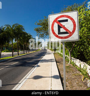 Messico, Cancun - 5 Marzo 2015: Nessun segno di parcheggio sulla strada dei caraibi road Foto Stock