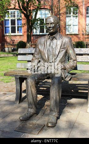 Statua di scienziato computer, Logician e matematico Alan Turing Mathison in Sackville giardini, Manchester, Inghilterra Foto Stock