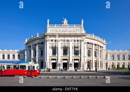 Burgtheater storico (Teatro di Corte) lungo la famosa Ringstrasse di Vienna con alcune persone e la fermata del tram numero uno nella parte anteriore. Foto Stock