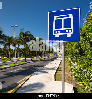 American road bus pubblico stop sulla strada dei caraibi road Foto Stock