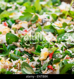 Close up classico di ispirazione Asiatica ingredienti pasto, con erbe fresche e la salsa di soia Foto Stock