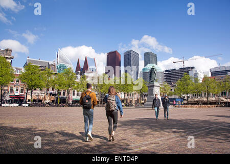 Coppia giovane a piedi su Plein nella città olandese di l'Aia il giorno di primavera Foto Stock