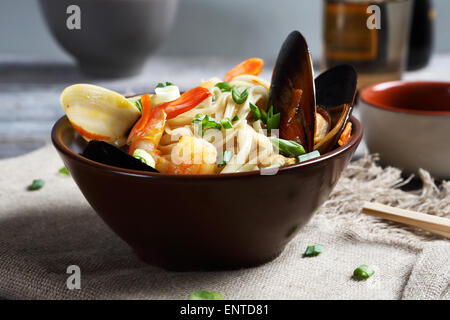 Gli spaghetti con le cozze e le cipolle, cibo Foto Stock