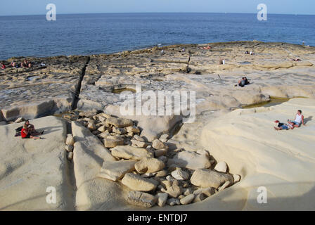 La vita in spiaggia a Sliema Malta Europa Foto Stock