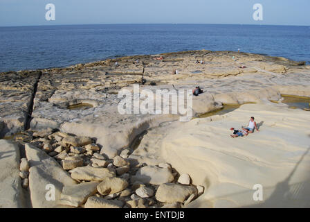 La vita in spiaggia a Sliema Malta Europa Foto Stock