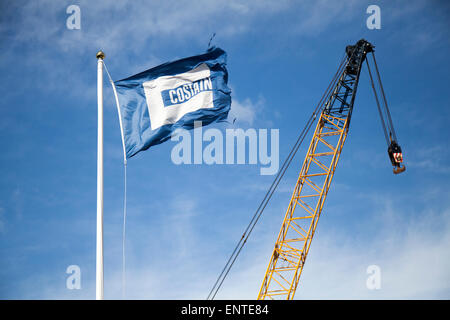 Costain Group plc Flag & Tower Crane contro il cielo blu a Lancaster, Lancashire, Regno Unito, maggio 2015. Progresso dell'ingegneria civile sul ponte M6 Heysham link Road e sull'incrocio sul fiume Lune. Un importante progetto infrastrutturale, in cui i lavori proseguono e che è stato aperto nell'estate del 2016. Il progetto Heysham link del Lancashire County Council, pari a 124 milioni di sterline, ha raggiunto una nuova fase che potrebbe avere un impatto sugli utenti delle autostrade. La nuova strada è una strada a 4 km a doppia carreggiata che collega la penisola di Heysham e Morecambe allo svincolo 34 della M6. Foto Stock