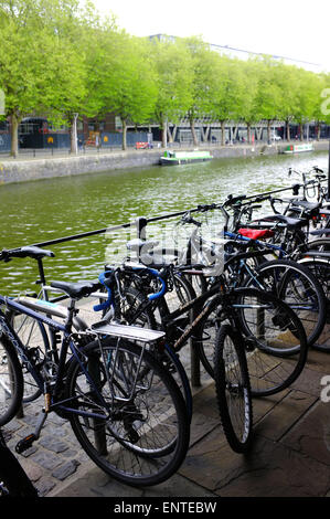 Una linea di biciclette sul lungomare in Bristol, Regno Unito. Foto Stock