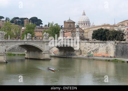 Ponte Vittorio Emanuele II che attraversa il fiume Tevere a Roma, Italia, con la Basilica di San Pietro e la Città del Vaticano dietro. Foto Stock