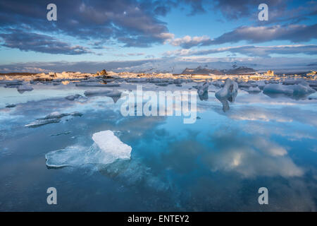 Laguna di Jokulsarlon Islanda all'alba nel Parco Nazionale di Vatnajokull Foto Stock