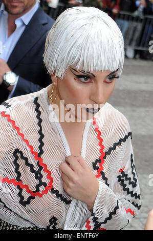 Lady Gaga al di fuori del suo hotel di Milano che indossa un vestito modellato e un breve, bob stile, parrucca bianca con: Lady Gaga Dove: Milano, Italia Quando: 06 Nov 2014 Foto Stock