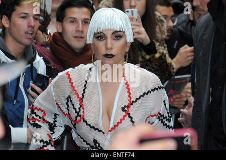 Lady Gaga al di fuori del suo hotel di Milano che indossa un vestito modellato e un breve, bob stile, parrucca bianca con: Lady Gaga Dove: Milano, Italia Quando: 06 Nov 2014 Foto Stock