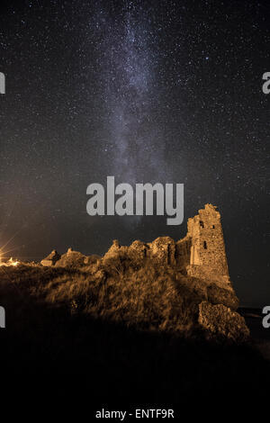 La via Lattea galassia piena di stelle nel cielo notturno sopra Dunure Castle, Scozia, Regno Unito Foto Stock