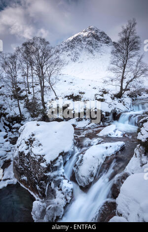 Scozia, neve invernale - Buachaille Etive Mor e River Coe, Glen Coe, Highlands, Regno Unito Foto Stock