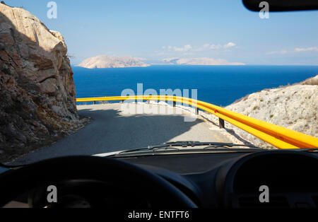 Il volante e il cruscotto di un auto sulla strada in Croazia Foto Stock