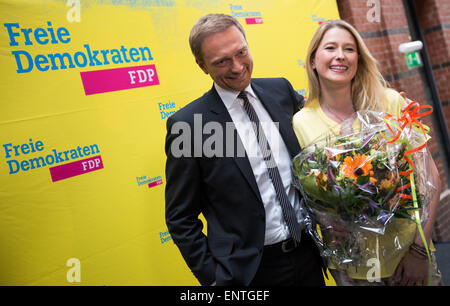 Berlino, Germania. 11 Maggio, 2015. FDP superiore del candidato per le elezioni di Brema Lencke Steiner (R) e FDP Partito Christian Lindner salutare ogni altro nel corso di una conferenza stampa a Thomas Dehler house a Berlino, Germania, 11 maggio 2015. Un operatore storico stato di Brema coalizione dei socialdemocratici e dei Verdi è stato rieletto in stato tedesco di Brema, secondo un precoce 11 Maggio il voto di proiezione di conteggio, un giorno dopo elezioni legislative. Il conteggio finale non è dovuto fino al 13 maggio. Foto: Bernd von Jutrczenka/dpa/Alamy Live News Foto Stock