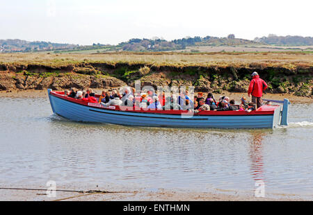 Un viaggio in barca lasciando Morston per visualizzare le guarnizioni al punto Blakeney, Norfolk, Inghilterra, Regno Unito. Foto Stock