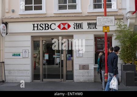 I clienti queing presso una banca HSBC filiale in Chinatown Central London REGNO UNITO Foto Stock