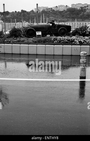 AJAXNETPHOTO. MONTE CARLO, monaco. - MOTOR RACING - Arte Scultura in bronzo di FRANCOIS CHEVALIER DI WILLIAM GROVER-Williams vincitore del primo MONTE CARLO GRAND PRIX nel 1929 alla guida di una Bugatti A ST.dedicare alla prima curva del circuito del GRAND PRIX. Foto:JONATHAN EASTLAND/AJAX REF:TC4920BW 33 29 Foto Stock