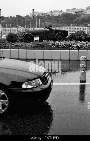 AJAXNETPHOTO. MONTE CARLO, monaco. - MOTOR RACING - Arte Scultura in bronzo di FRANCOIS CHEVALIER DI WILLIAM GROVER-Williams vincitore del primo MONTE CARLO GRAND PRIX nel 1929 alla guida di una Bugatti A ST.dedicare alla prima curva del circuito del GRAND PRIX. Foto:JONATHAN EASTLAND/AJAX REF:TC4920BW 36 32 Foto Stock