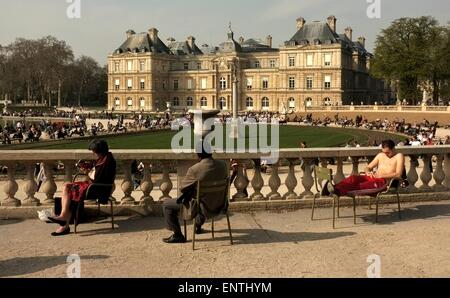AJAXNETPHOTO. Parigi, Francia. - SUN fuori - cittadini rilassarsi sotto il sole nei Jardins de Luxembourg. Foto:JONATHAN EASTLAND/AJAX REF:FX112703 5347 Foto Stock
