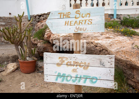 Il Mojito segno, Spiaggia di Es Figueral, Ibiza, Isole Baleari, Spagna Foto Stock