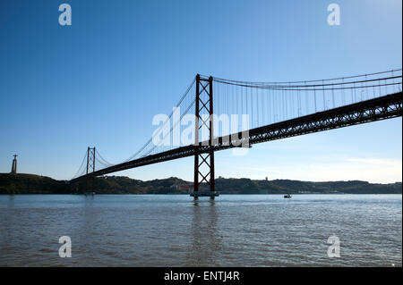 Pont 25 de Abril ponte sul fiume Tago a Lisbona - Portogallo Foto Stock