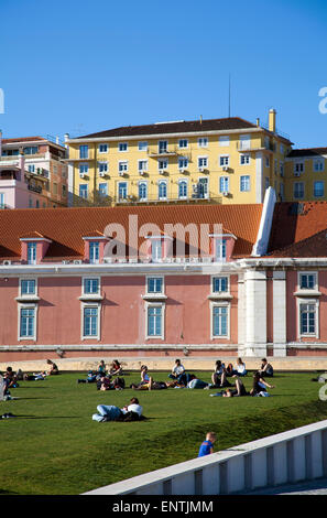 Persone rilassante sul terrapieno di erba a Doca da Caldeira in Lisbona - Portogallo Foto Stock