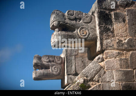 Due teste in rappresentanza di Kukulkan il dio Serpente Piumato, decorare un edificio nella città Maya di Chichen Itza, la penisola dello Yucatan, Messico Foto Stock