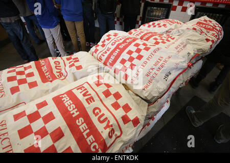 Sacchetti di patate in un cinque ragazzi ristorante a Covent Garden di Londra Foto Stock