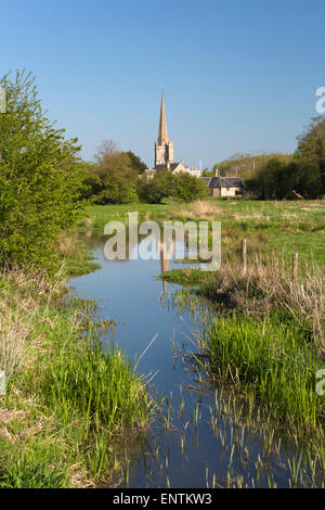 Burford Chiesa riflessa nel flusso, burford, Cotswolds, Oxfordshire, England, Regno Unito, Europa Foto Stock