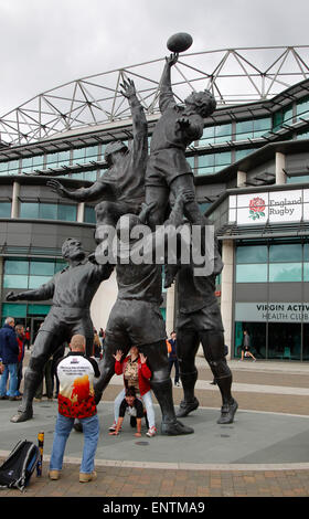 TWICKENHAM, Inghilterra - 09 Maggio: ventole che arrivano per la Babcock Trofeo rugby union match tra l' esercito britannico e la Royal Navy ha giocato a Twickenham Stadium, in maggio 09, 2015 a Twickenham, Inghilterra. (Foto di Mitchell Gunn/ESPA) *** Caption locale *** Foto Stock