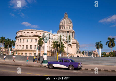 Vecchia vettura americana, nella parte anteriore del Capitolio building a l'Avana, Cuba Foto Stock