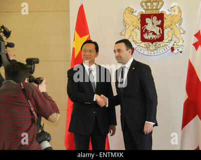 Tbilisi, Georgia. 11 Maggio, 2015. Georgian Primo Ministro Irakli Garibashvili (1R) stringe la mano con il Cinese in visita il ministro dell'agricoltura Han Changfu durante il loro incontro in Tbilist, Georgia, 11 maggio 2015. Credito: Li Ming/Xinhua/Alamy Live News Foto Stock