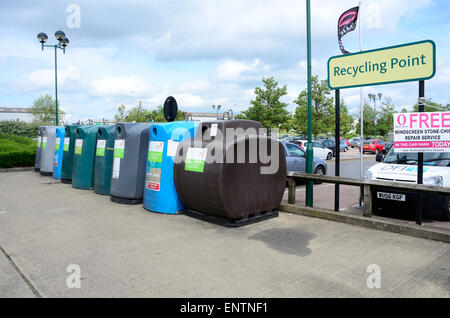 Stazione di riciclaggio nel parcheggio del supermercato Morrisons in Whiteley, lettura. Foto Stock