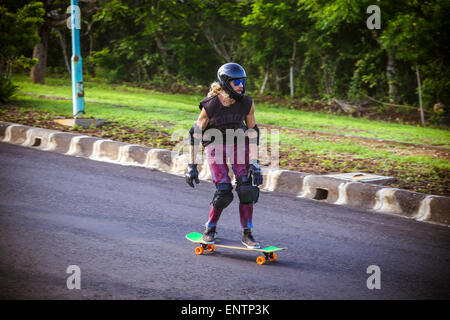 Uomo a cavallo su un longboard skate, Bali, Indonesia. Foto Stock