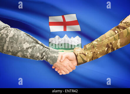 Soldati e handshake provincia canadese bandiera - Alberta Foto Stock