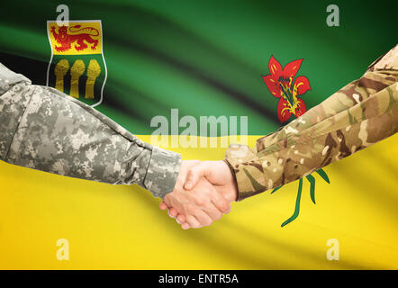 Soldati e handshake provincia canadese bandiera - Saskatchewan Foto Stock