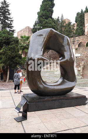 Scultura in bronzo "ovale con punti dell' artista scultore Henry Moore sul display per le strade della città di Malaga, Andalusia, Spagna. Foto Stock