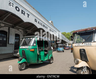 Tuk-tuks al di fuori di Colombo Fort Ralway Station, Sri Lanka Foto Stock