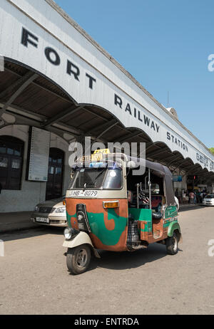 Tuk-tuk fuori Colombo Fort Ralway Station, Sri Lanka Foto Stock