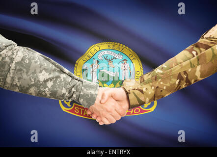 Soldati e handshake noi flag di stato - Idaho Foto Stock