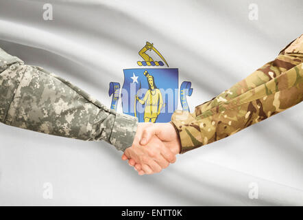 Soldati e handshake noi flag di stato - Massachusetts Foto Stock