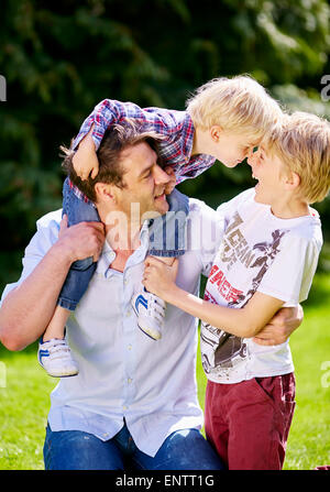 Padre a giocare con i bambini è all'aperto Foto Stock