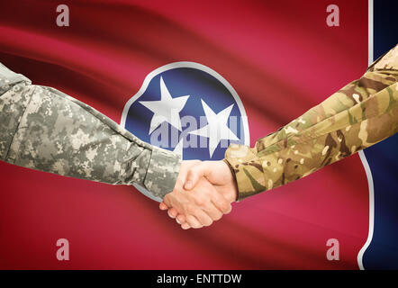 Soldati e handshake noi flag di stato - Tennessee Foto Stock