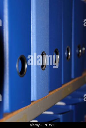 Scaffale ufficio con anello di file nelle cartelle di legante di colore  bianco per archiviare i dati e i concetti di organizzazione Foto stock -  Alamy