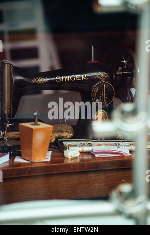 Vintage Singer macchina da cucire nella finestra Foto Stock