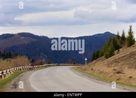 Girare di strada nelle montagne dei Carpazi Foto Stock