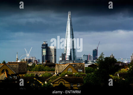 Vista del coccio e case residenziali da doga Hill, Rotherhithe, Londra. Foto Stock